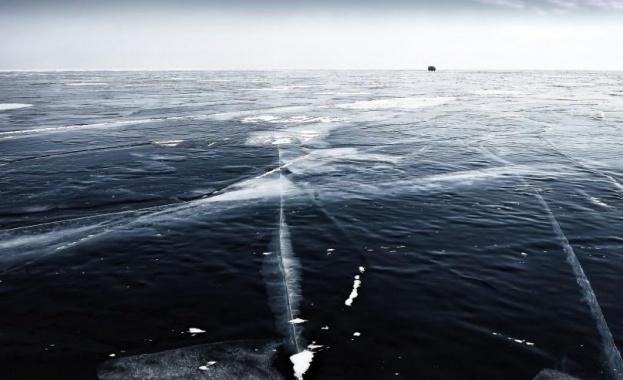 Езерото Байкал замръзна (видео)