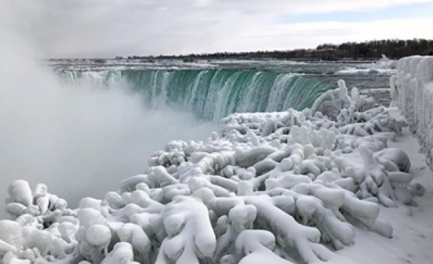Ниагарският водопад замръзна 