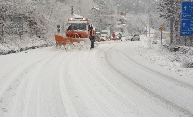 Ограничават движението по някои пътища заради снега 