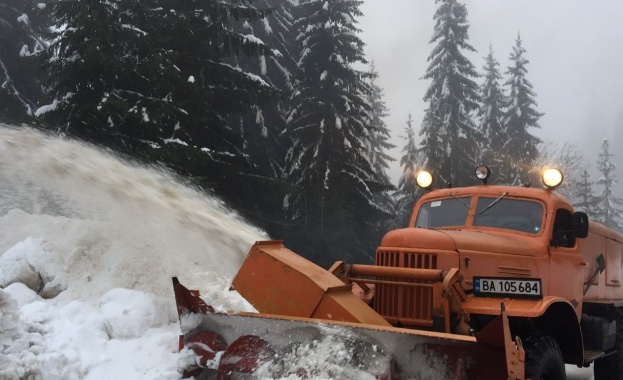 370 машини са обработвали пътищата през нощта за да се