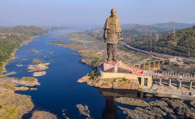 Евакуират 300 крокодила от езеро до „Статуята на обединението“