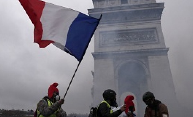 В Париж избухнаха бунтове заради социалната изолация Полицаи са обвинявани