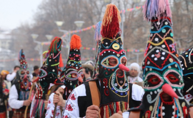 Трети ден хиляди кукери гонят злото в Перник Фестивалът Сурва