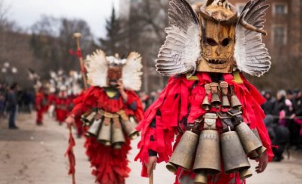 „Сурва“ - маскарадни шествия, игри и цветове завладяват Перник