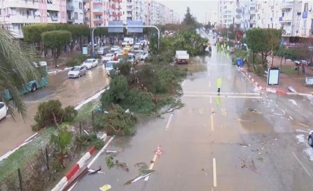 Двама души загинаха, 14 са ранени след мощното торнадо в Анталия  