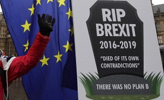  Британски фирми се готвят масово да напуснат страната при Брекзит без сделка