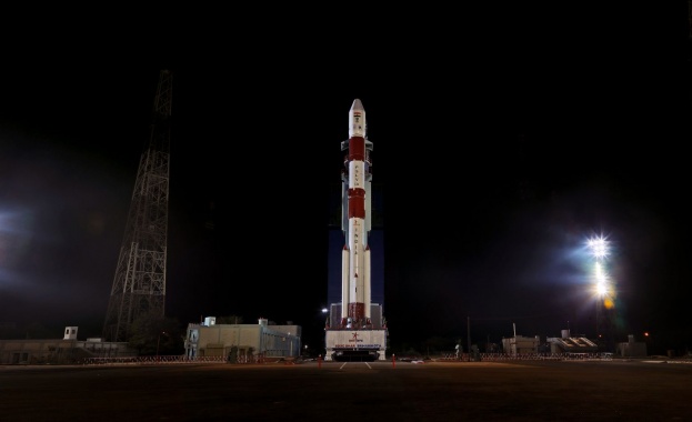 Индия изстреля най-лекия в света сателит