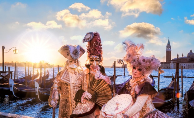 Хиляди туристи се събраха за откриването на карнавала във Венеция (ВИДЕО)