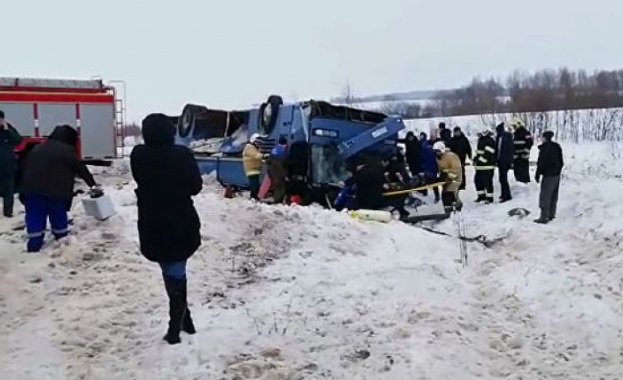 Седем загинали и 32 ранени при преобръщане на автобус в Русия (Обновена)