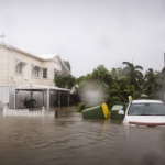 Един човек загина, а хиляди са призовани да се евакуират заради наводнения в Североизточна Австралия