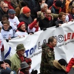 Жълти жилетки, сини жилетки и червени шалове: Защо протестират французите?