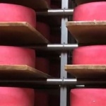 Швейцарците направиха розово сирене