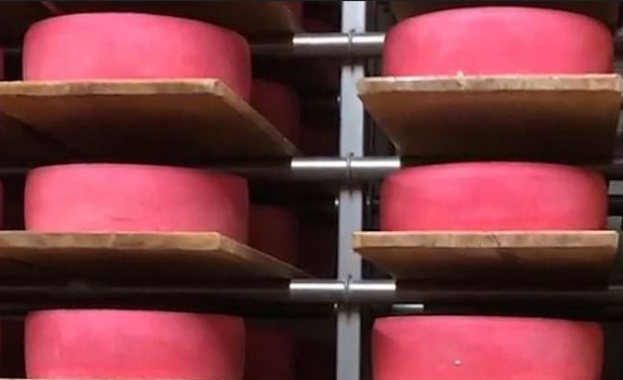Швейцарците направиха розово сирене