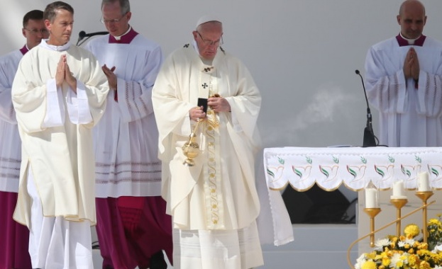Папа Франциск представи нова конституция за Ватикана, която ще адаптира