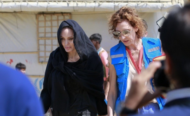 Анджелина Джоли посети най-големия бежански лагер в света