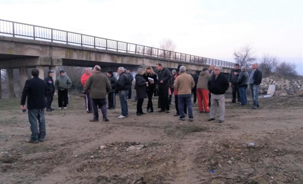 Жителите на казанлъшкото село Розово на протест заради мост