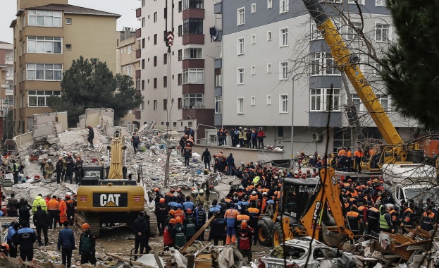 45 часа по-късно: Извадиха тийнейджър жив под рухналата сграда в Истанбул