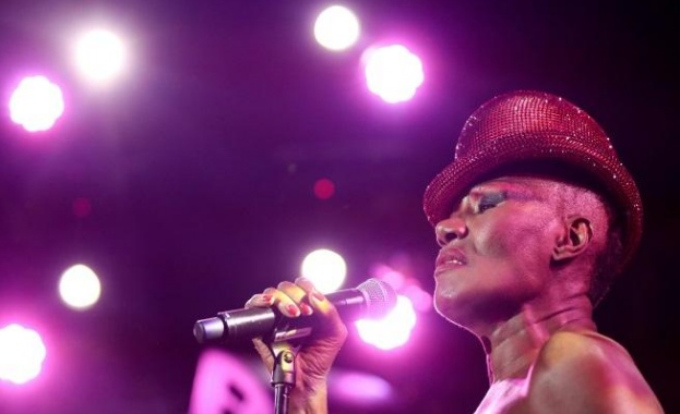 Кардашиян обраха овациите със секси рокли "Версаче"