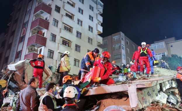 Продължава издирването на оцелели след срутването на блок в Истанбул