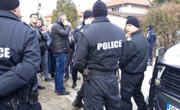 РАЗВРЪЗКА: Кметът на Войводиново изведе ромите с бус