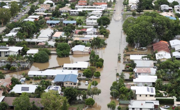 Проливни дъждове близо до рекордните нива предизвикаха животозастрашаващи наводнения в