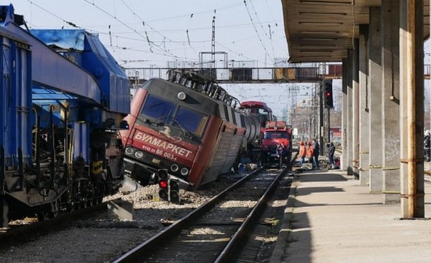 НКЖИ отхвърли версията за счупената стрелка, причинила дерайлирането на влака в Пловдив