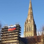 Руското знаме се появи върху Солсбърийската катедрала