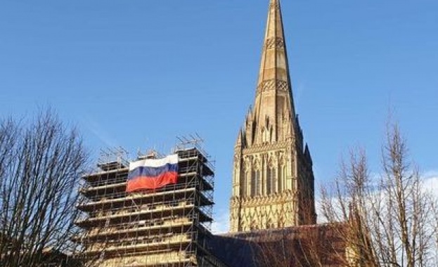 Руското знаме се появи върху Солсбърийската катедрала