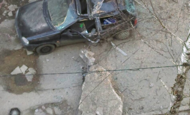 Огромен бетонен къс премаза кола в София 