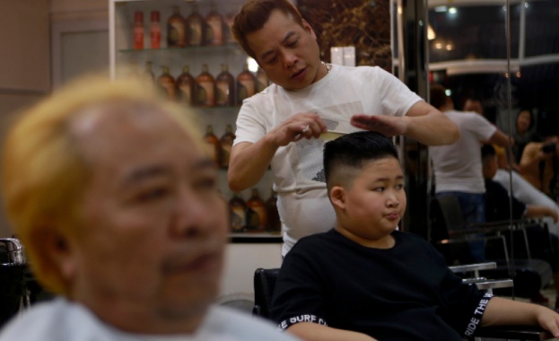 Виетнамски фризьор предлага безплатни прически „Тръмп“ и „Ким“ 