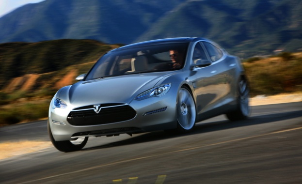 Електромобил Tesla Model 3 е издържал на масиран обстрел от
