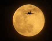 Първият метеорен поток за 2026 г. и суперлуна ще се синхронизират в януарското небе