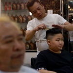 Виетнамски фризьор предлага безплатни прически „Тръмп“ и „Ким“ 