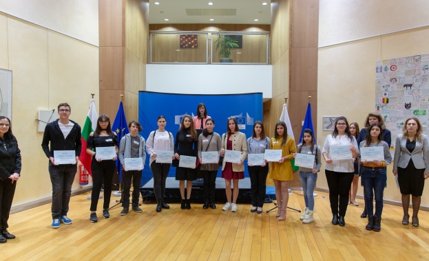 Десетки българи честваха предстоящия 3 март в Европейската комисия 