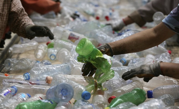 Франция забранява пластмасовите отпадъци