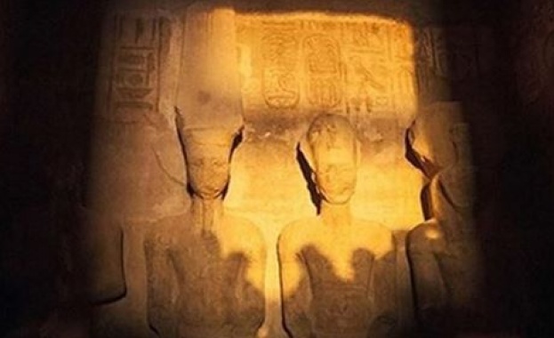 Рядък феномен: Статуята на Рамзес Втори в Египет беше осветена от слънцето