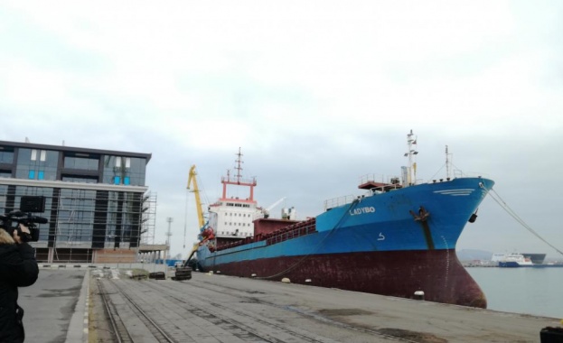 Арестуван кораб горя в Пристанище Бургас 