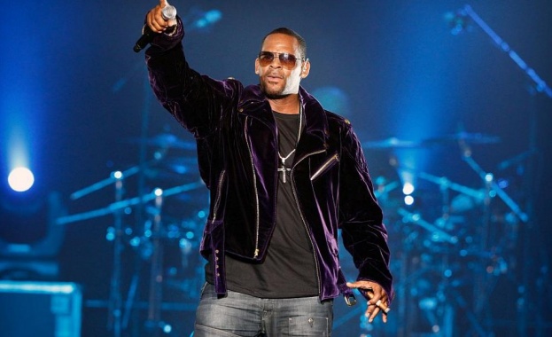 Ар Кели пусна нов албум наречен I Admit It в