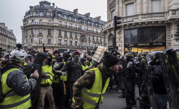 "Жълтите жилетки" протестират 15-та поредна седмица в центъра на Париж
