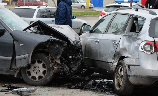 Жена на 67 години е с опасност за живота си след верижна катастрофа в Стара Загора Жена на 67 години е с опасност за живота си след верижна катастрофа в Стара Загора