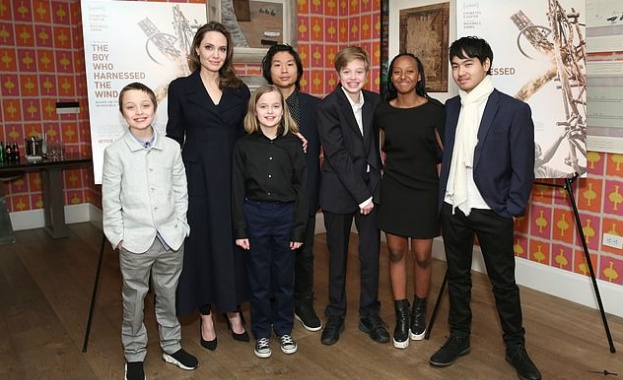 Анджелина Джоли на разходка в Ню Йорк с децата си