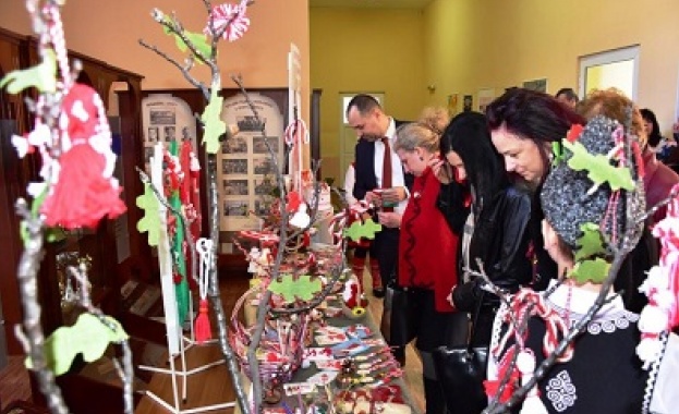 Ученици организираха благотворителен мартенски базар