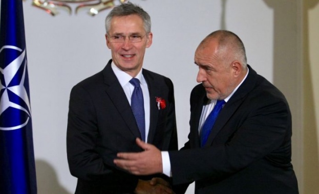 Шефът на НАТО закичен с мартеница от Бойко Борисов