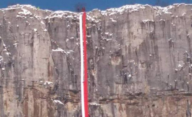 40-метрова мартеница украси Лакатнишките скали