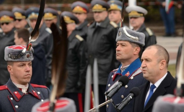  Президентът положи венец пред Паметника на Незнайния войн (снимки)