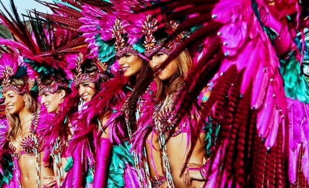 Започва карнавалът в Рио де Жанейро. Танцьорите са нетърпеливи и