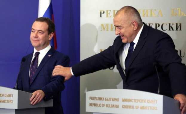 "Комерсант" след визитата на Медведев: "България се държи за тръбата"