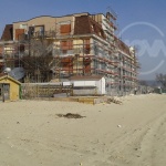 Строежи завземат плажа на Кранево