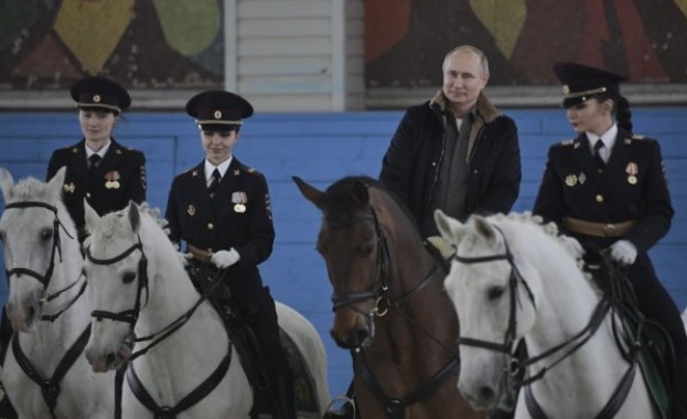  За 8 март Путин поязди заедно с жени полицаи