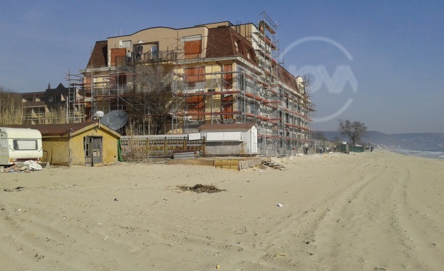 Строежи завземат плажа на Кранево